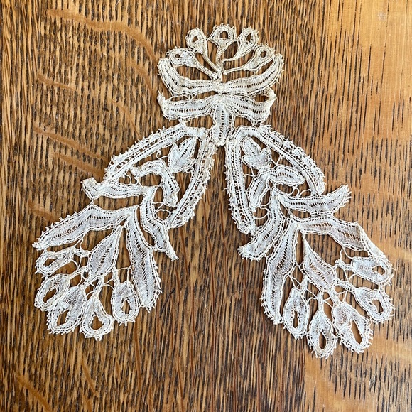 Pair of Antique Lace Appliqués | Edwardian–1930s Ecru Embroidered Collar Inserts - Picture 3 of 16
